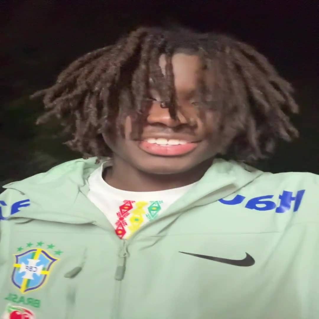 Client Drip Seleção portant sa tenue