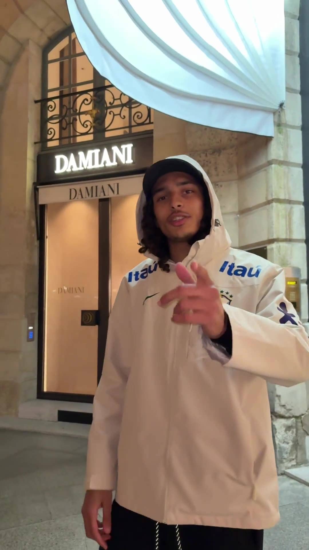 Client Drip Seleção portant sa tenue