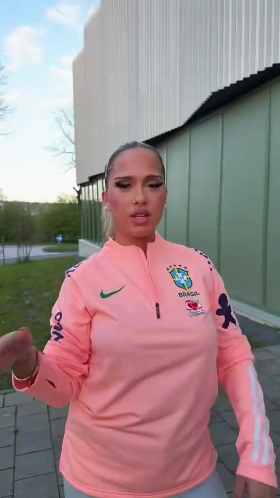 Client Drip Seleção portant sa tenue