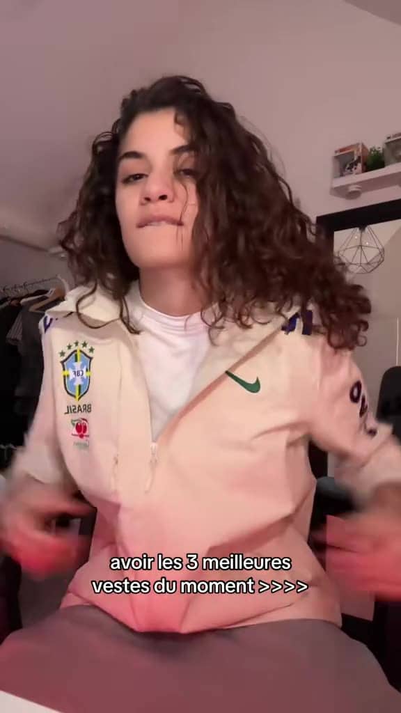 Client Drip Seleção portant sa tenue